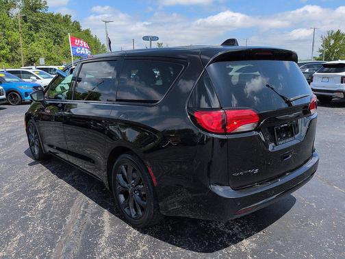 Brilliant Black Crystal Pearlcoat 2020 Chrysler Pacifica Touring