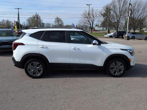 Snow White Pearl 2024 Kia Seltos S