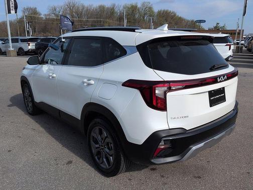 Snow White Pearl 2024 Kia Seltos S
