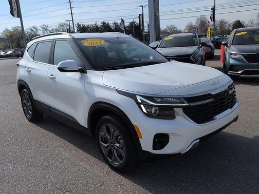 Snow White Pearl 2024 Kia Seltos S