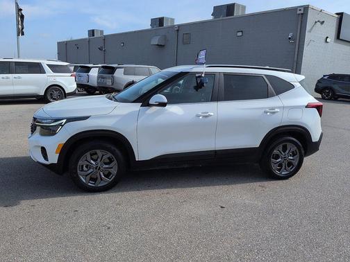 Snow White Pearl 2024 Kia Seltos S