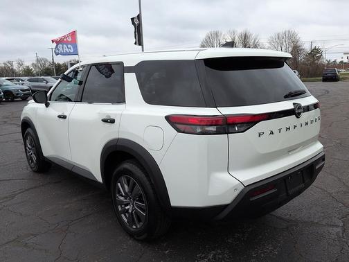 2023 Nissan Pathfinder S FWD