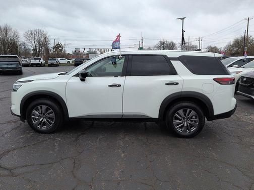 2023 Nissan Pathfinder S FWD