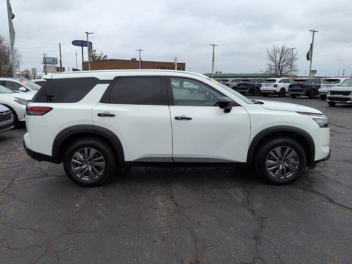 2023 Nissan Pathfinder S FWD