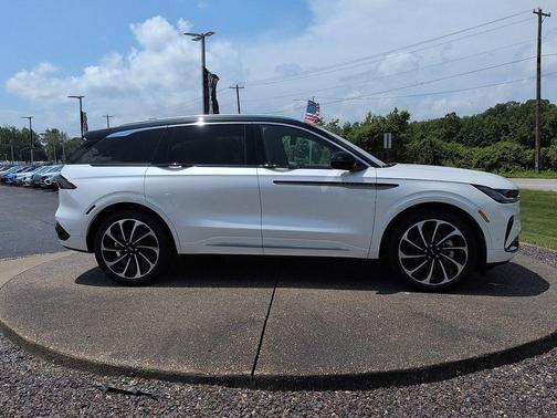 White Platinum Metallic Tri-Coat 2024 Lincoln Nautilus Black Label