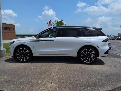 White Platinum Metallic Tri-Coat 2024 Lincoln Nautilus Black Label