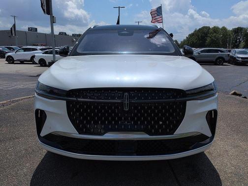 White Platinum Metallic Tri-Coat 2024 Lincoln Nautilus Black Label