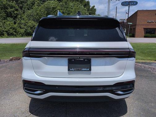 White Platinum Metallic Tri-Coat 2024 Lincoln Nautilus Black Label