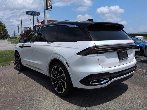 White Platinum Metallic Tri-Coat 2024 Lincoln Nautilus Black Label