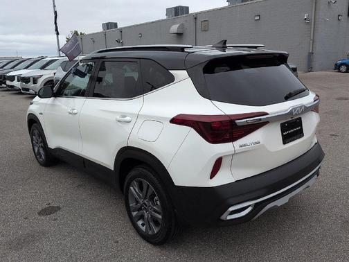 Clear White/Black Roof 2022 Kia Seltos S