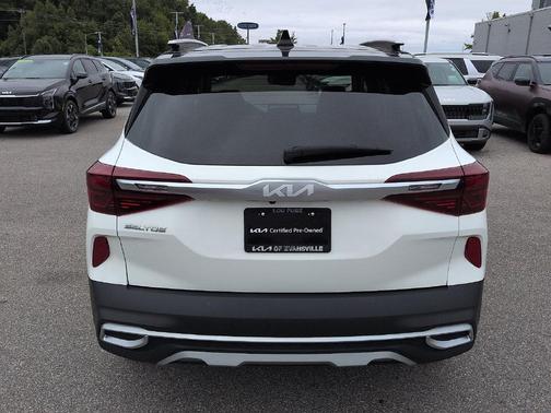 Clear White/Black Roof 2022 Kia Seltos S