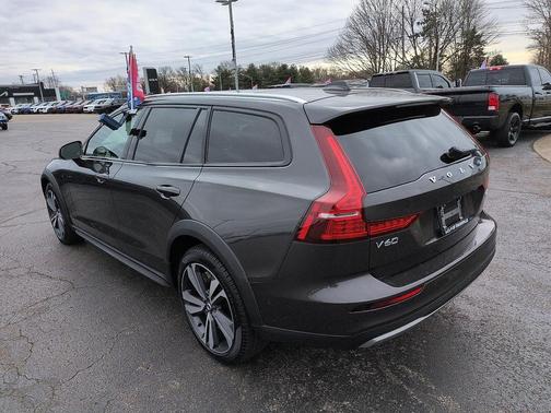 2025 Volvo V60 Cross Country Plus, B5 AWD Gas (mild hybrid)