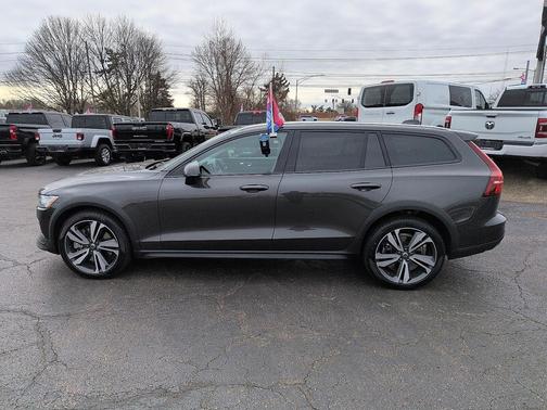 2025 Volvo V60 Cross Country Plus, B5 AWD Gas (mild hybrid)