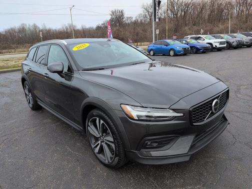 2025 Volvo V60 Cross Country Plus, B5 AWD Gas (mild hybrid)