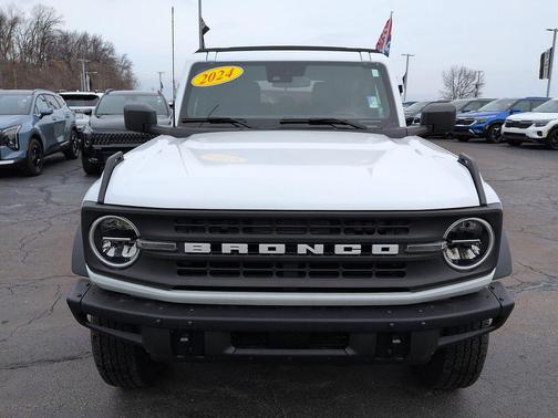 Oxford White 2024 Ford Bronco Black Diamond