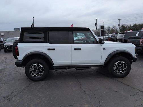 Oxford White 2024 Ford Bronco Black Diamond