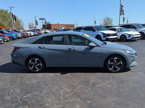 2023 Hyundai ELANTRA SEL