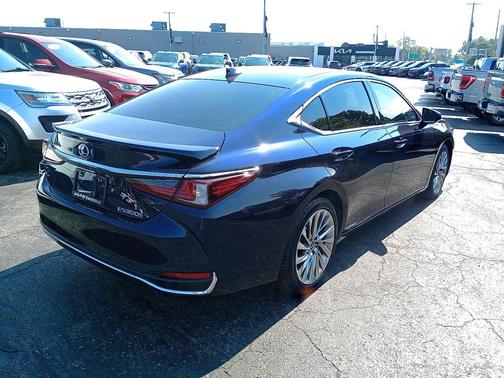 2022 Lexus ES 300h Ultra Luxury