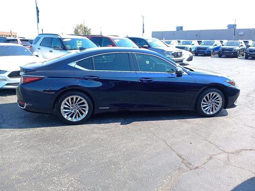 2022 Lexus ES 300h Ultra Luxury