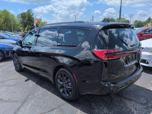 Diamond Black Crystal Pearlcoat 2024 Chrysler Pacifica Touring L