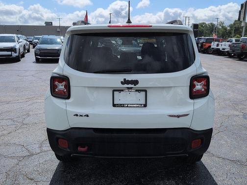 Alpine White 2016 Jeep Renegade Trailhawk