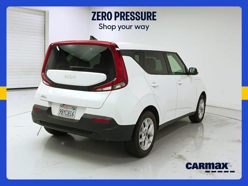White 2022 Kia Soul LX