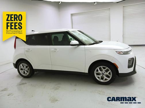 White 2022 Kia Soul LX