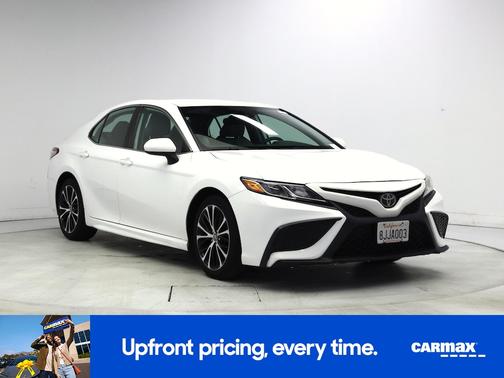 White 2019 Toyota Camry SE