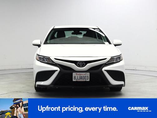 White 2019 Toyota Camry SE