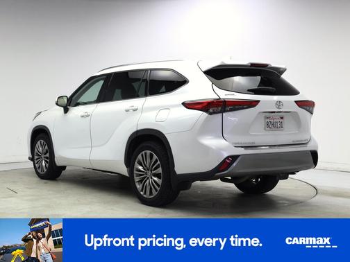 White 2022 Toyota Highlander Platinum