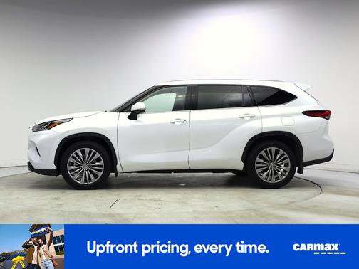 White 2022 Toyota Highlander Platinum