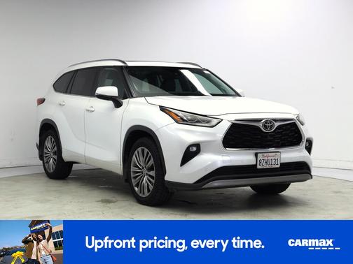 White 2022 Toyota Highlander Platinum