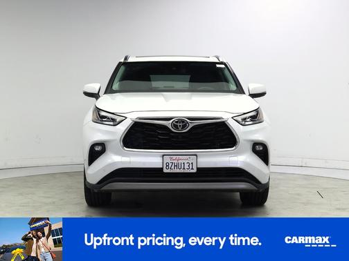 White 2022 Toyota Highlander Platinum