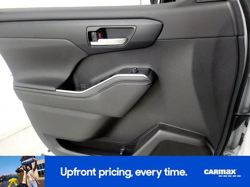 White 2023 Toyota Highlander XLE