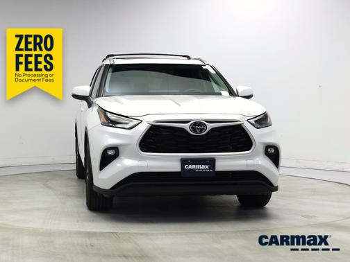White 2023 Toyota Highlander XLE