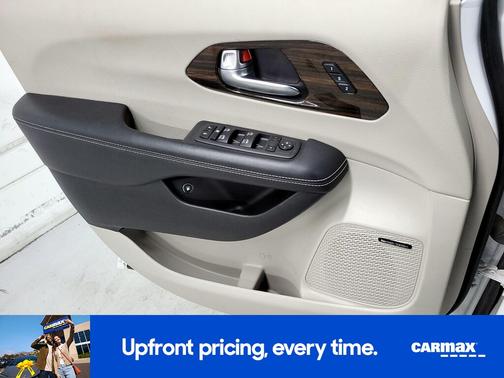 White 2022 Chrysler Pacifica Hybrid Limited