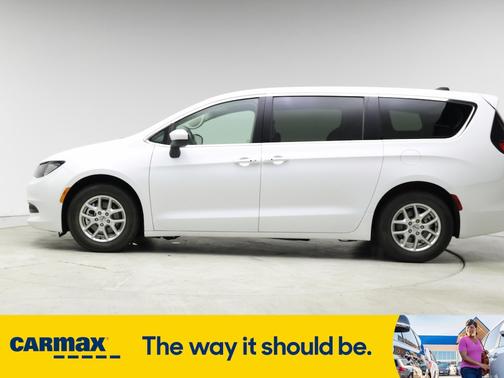 2022 Chrysler Voyager LX