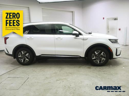 White 2023 Kia Sorento Hybrid EX