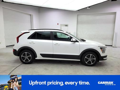 White 2025 Kia Niro EX