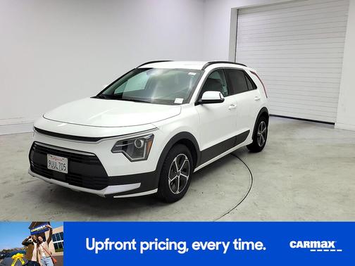 White 2025 Kia Niro EX