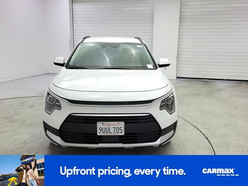 White 2025 Kia Niro EX