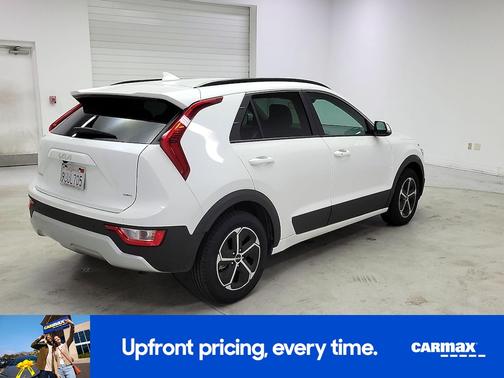 White 2025 Kia Niro EX