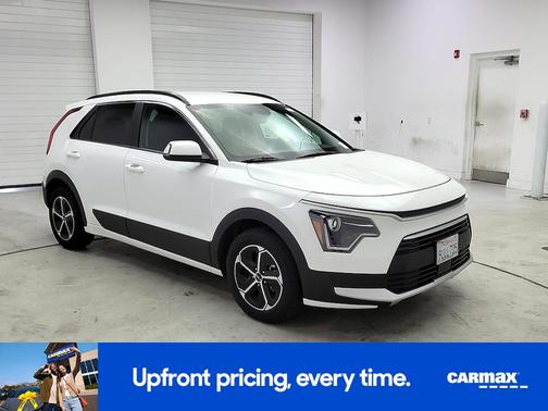 White 2025 Kia Niro EX