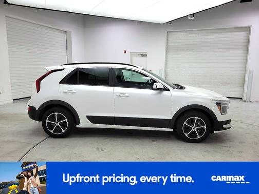White 2025 Kia Niro EX