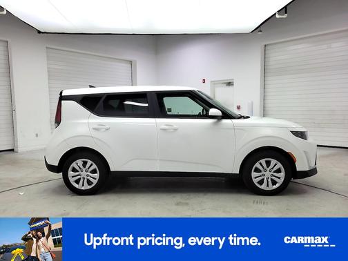 White 2025 Kia Soul LX