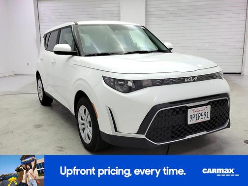 White 2025 Kia Soul LX