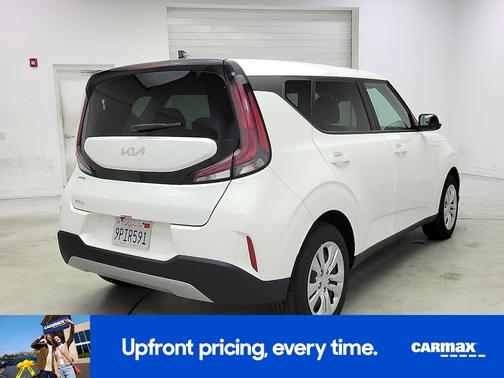 White 2025 Kia Soul LX