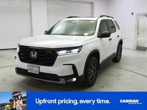White 2024 Honda Pilot Trailsport