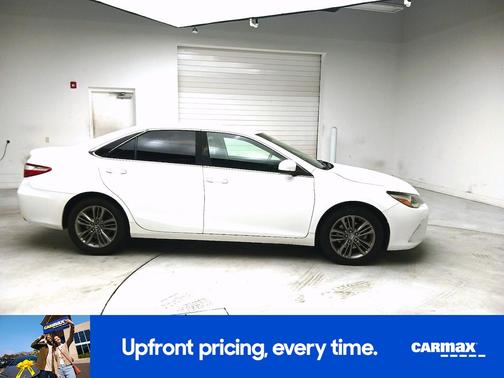 White 2017 Toyota Camry SE