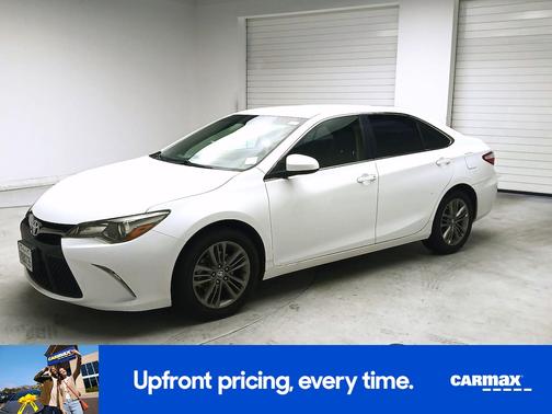 White 2017 Toyota Camry SE